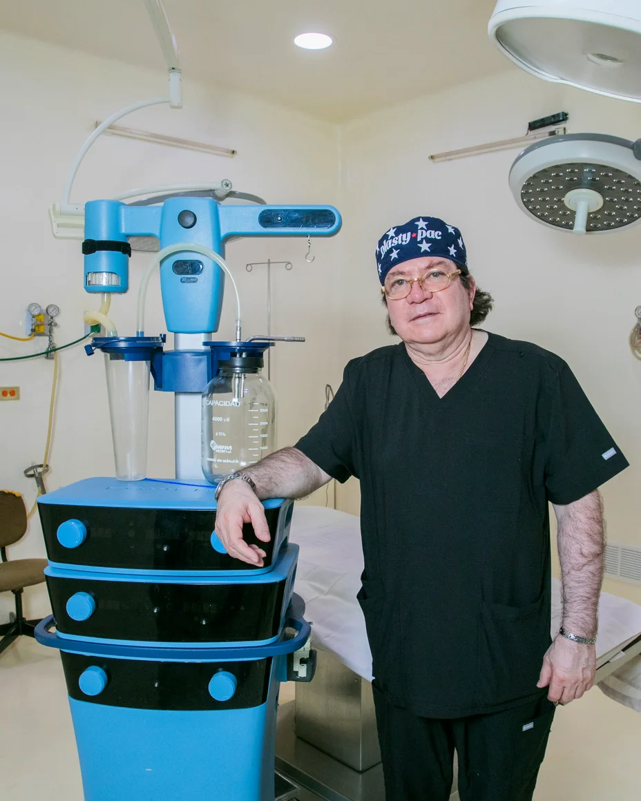 El Dr. Arístides Arellano en su quirófano