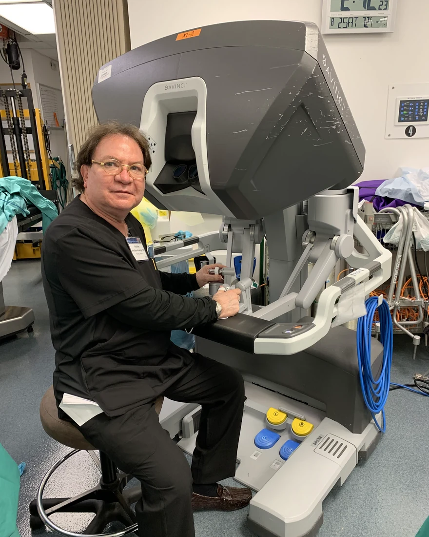 El Dr. Arístides Arellano en la consola del sistema quirúrgico robótico da Vinci Xi durante el Cleveland Clinic Robotics in Plastic Surgery Conference