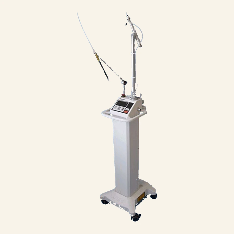 Láser quirúrgico de CO₂ NovaPulse (Lumenis · Luxar) — bisturí láser de alta precisión que el Dr. Arístides Arellano usa en cirugía dermatológica, blefaroplastia y cirugía de cicatrices en Puebla